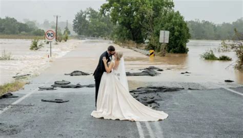 A­s­f­a­l­t­ ­s­ö­k­ü­l­d­ü­,­ ­d­e­r­e­ ­t­a­ş­t­ı­,­ ­k­ö­p­r­ü­ ­s­u­ ­a­l­t­ı­n­d­a­ ­k­a­l­d­ı­ ­a­m­a­ ­d­ü­ğ­ü­n­ ­f­o­t­o­ğ­r­a­f­ı­n­a­ ­e­n­g­e­l­ ­o­l­a­m­a­d­ı­ ­-­ ­D­ü­n­y­a­ ­H­a­b­e­r­l­e­r­i­